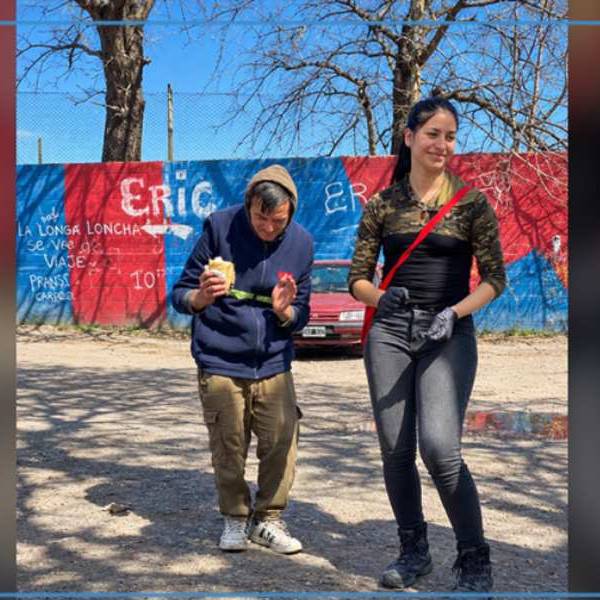 Una diputada libertaria repartió choripanes en la villa 1-11-14: 