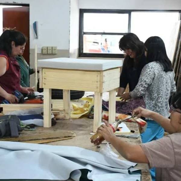 Constructoras Más: Vecinas de la Ciudad de Salta se forman en tapicería para sumar oportunidades laborales