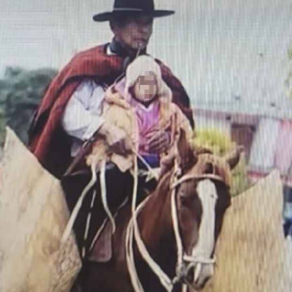 Brutal siniestro en Rosario de Lerma: Un auto a 140 km/h embistió a un conocido gaucho que iba a caballo  y lo tiró a 50 metros