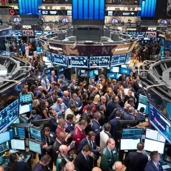 Las acciones argentinas caen hasta 2% y el riesgo país opera por encima de los 415 puntos