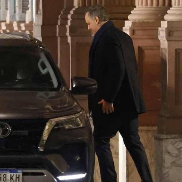 Denuncian que Adorni siguió utilizando custodia y vehículo oficial luego de dejar el cargo