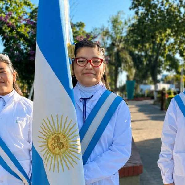Ejemplo de vida: Salomé lucha contra el cáncer y hoy porta con orgullo la bandera de su escuela