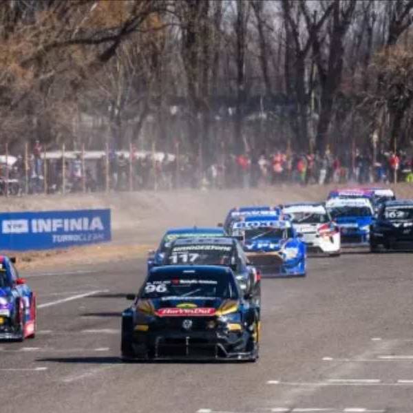 La carrera del TC2000 ya se palpita en Salta con una gran presentación de los autos en la plaza 9 de Julio