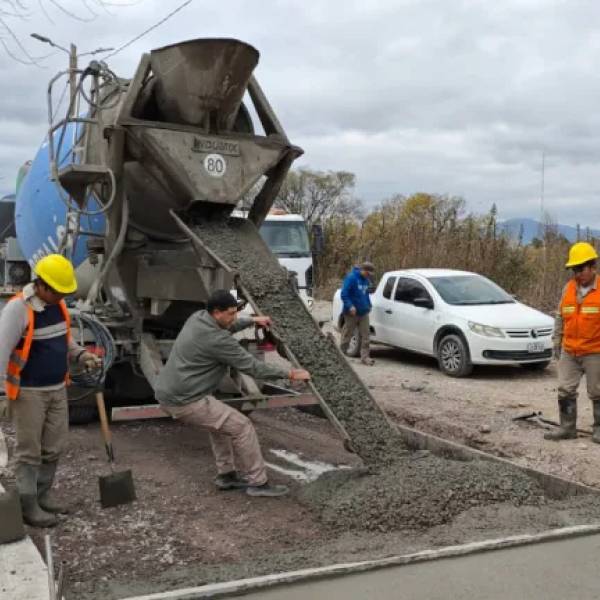 Comenzó la colocación del nuevo hormigón en la avenida Costanera: Este corredor beneficia a 5 barrios