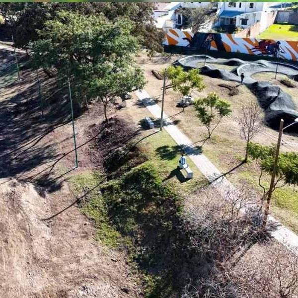 Jóvenes del Grand Bourg ya disfrutan de la nueva pista de saltos en bicicletas