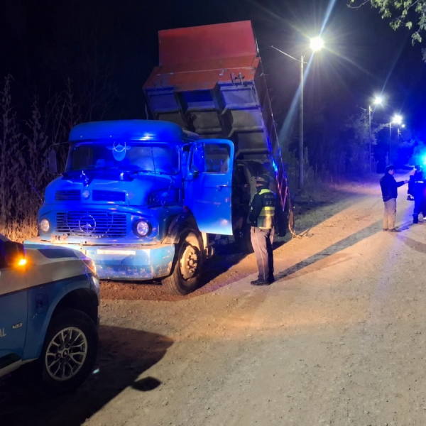 Ciudad de Salta: Vecinos alertaron a la Muni y a la Policía y atraparon a un camión arrojando escombros en barrio Parques Nacionales