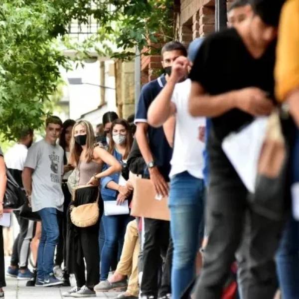 Desempleo en Argentina: un tercio de las empresas prevé reducir puestos de trabajo en lo que resta del año