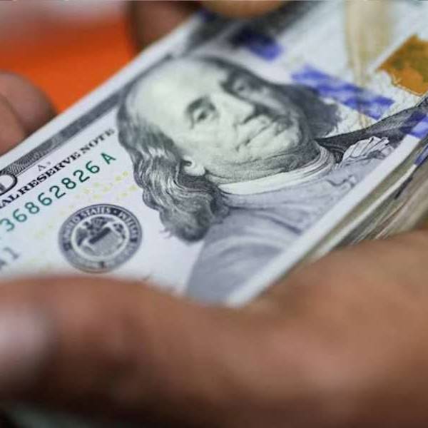 Las empresas en Argentina ya podrán pagar los sueldos en dólares: El Gobierno ahora permite abrir cuentas  y pagar salarios en moneda extranjera