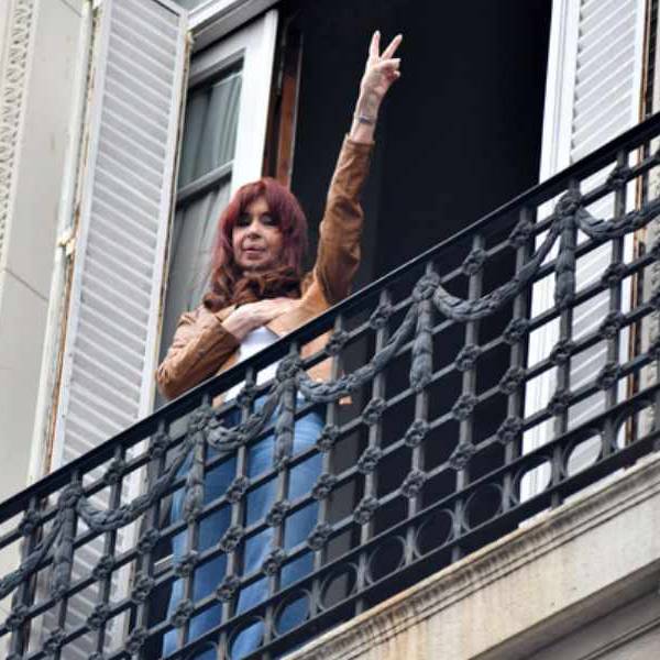 Cristina Kirchner criticó a Milei y Caputo por la nueva toma de deuda: