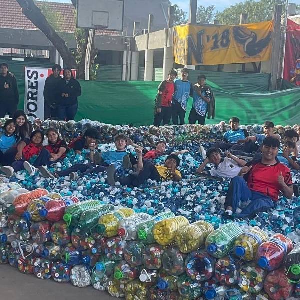 Locos lindos: Alumnos del Colegio San José recolectaron 1.700 kilos de tapitas para ayudar a niños con cáncer que atiende HOPE