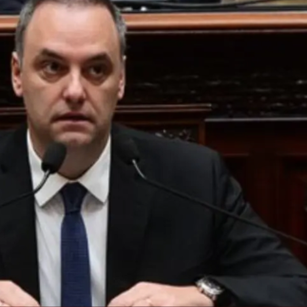 El jefe de Gabinete, Manuel Adorni, gastará 229 millones de pesos en encuestas de opinión pública