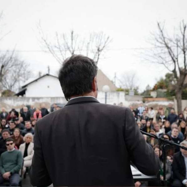 Kicillof cree que le conviene estar lejos de Cristina y Massa y patea las negociaiones para marzo
