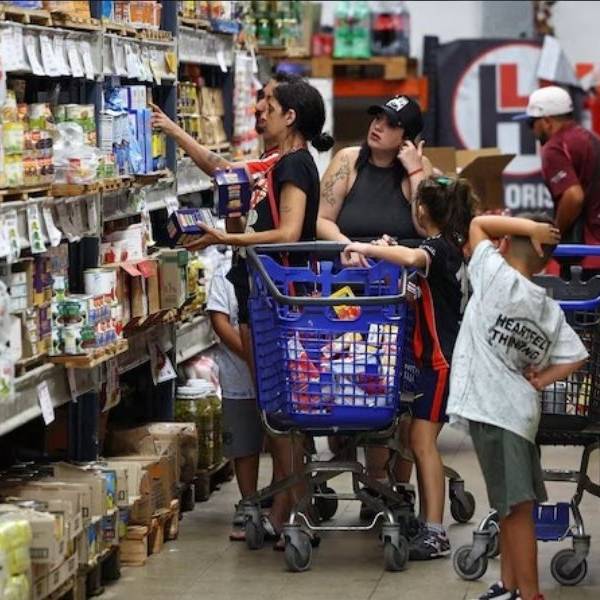 Las dos caras de la economía argentina: se acelera la baja de la inflación, pero también la demanda de dólares