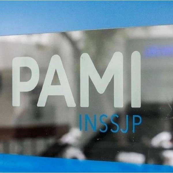 Otro escándalo golpea al Gobierno: Oftalmólogos del PAMI denuncian sobreprecios millonarios en la compra de lentes para cirugías