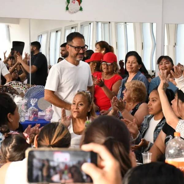 Junto a vecinas de la zona sureste, Emiliano anunció la renovación de la avenida Discépolo