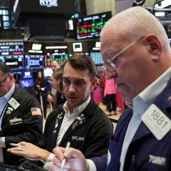Lunes negro para el Gobierno: Subió el dólar, las acciones se derrumbaron hasta 20% en Nueva York y el riesgo país superó los 1.000 puntos