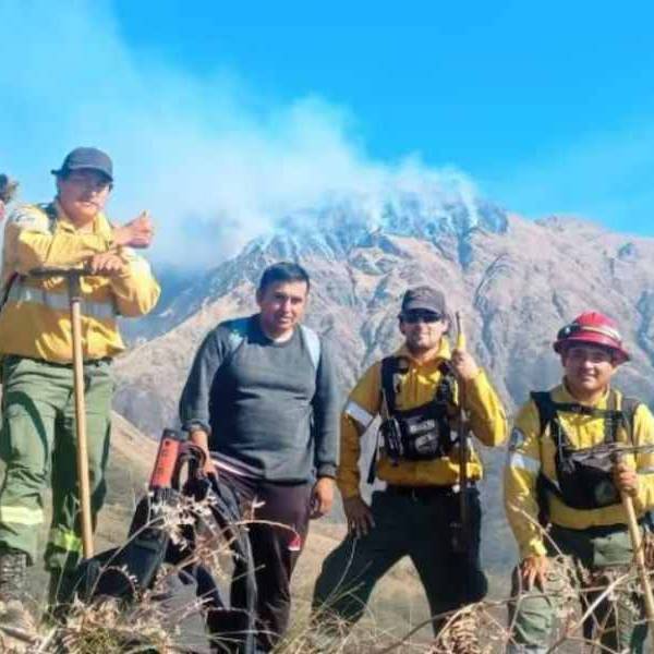 Un montañista se perdió en el Cerro Azul en Jujuy, encendió una fogata para pedir ayuda y terminó desatando un incendio forestal