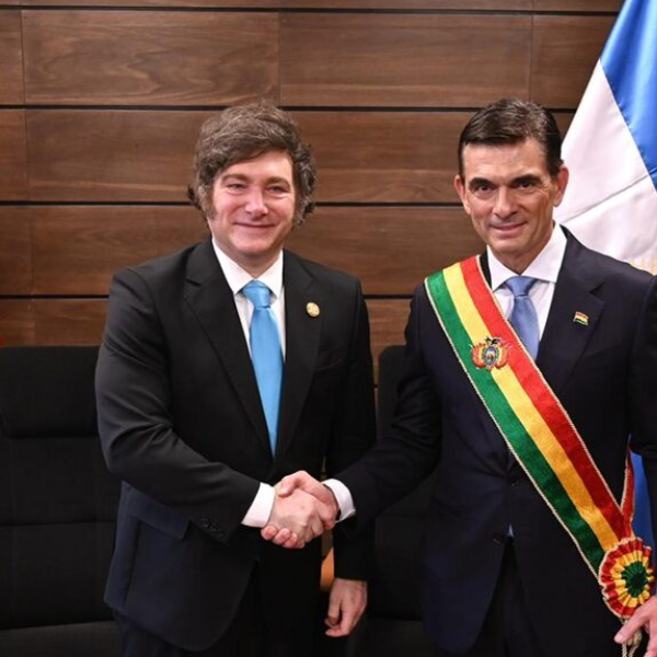 Milei envió aviones con alimentos a Bolivia para respaldar a Rodrigo Paz Pereira ante la escalada de protestas