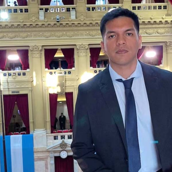 Repudiables dichos del coordinador libertario de Radio Nacional Tucumán contra Mercedes Sosa: “Gorda comunista” y “cáncer