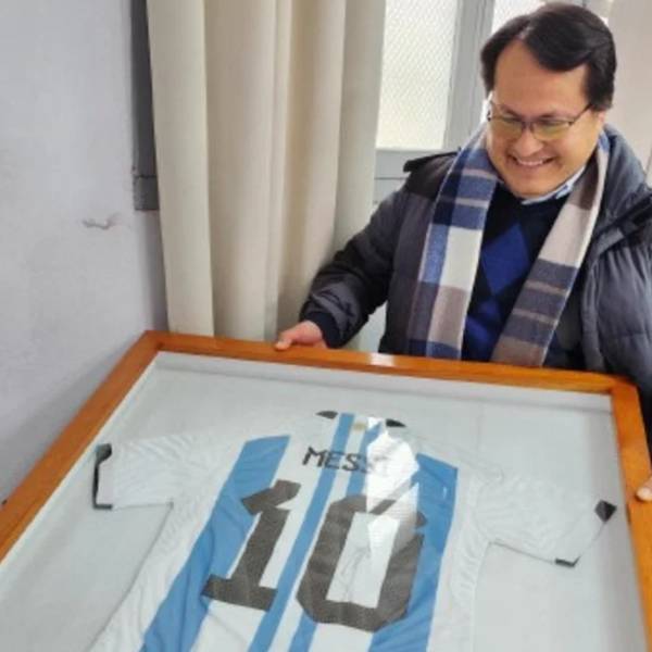 ¡Gestos que inspiran! Con una camiseta autografiada por Messi, el Colegio Mariano Moreno de Güemes equipará su laboratorio de Ciencias Naturales