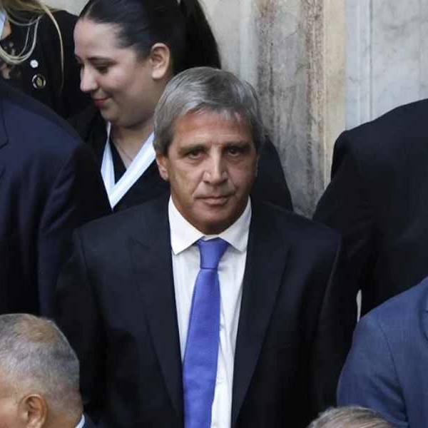 Toto Caputo se quedó con 1.165.491 millones que por ley estaban destinados a arreglar las rutas