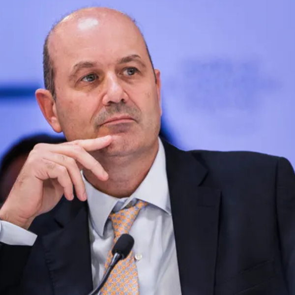 Sturzenegger defendió a Manuel Adorni y aseguró que el Presidente “sabe de su honestidad