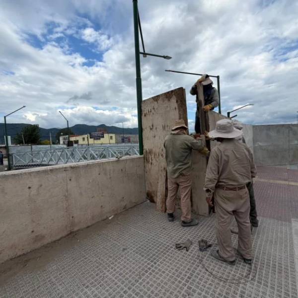 El Municipio comenzó la construcción de gaviones para reemplazar los taludes de hormigón en el canal Yrigoyen