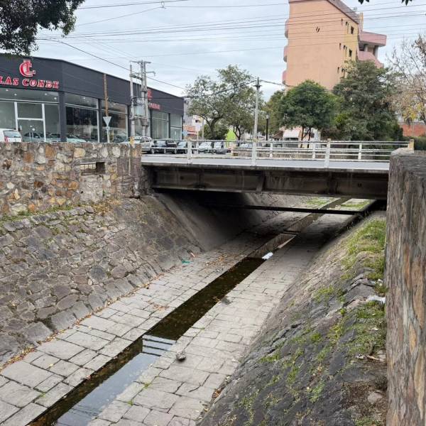 La Municipalidad realizó la limpieza y el desalojo de malvivientes de los canales de Av. Asunción y calle Esteco