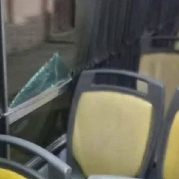 En barrio Floresta una patota atacó con piedras a un colectivo de Saeta. Hirieron a una mujer