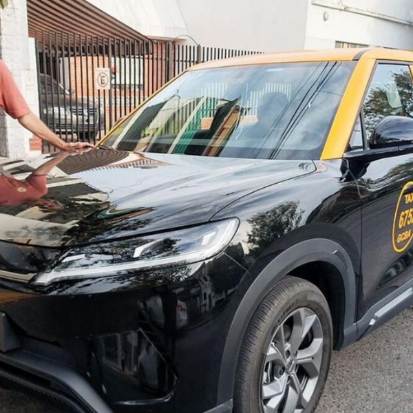 El primer  chofer en Argentina que compró un taxi eléctrico: 