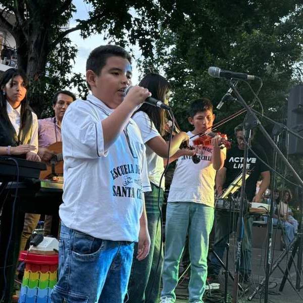 A todo canto y música: El Paseo de los Poetas fue escenario de una tarde cultural