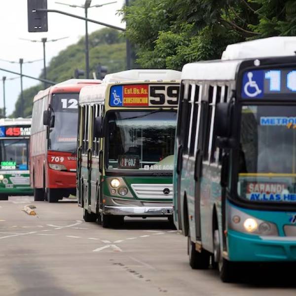 Colectivos en crisis: Empresas argentinas pierden $370 millones diarios por el aumento del gasoil