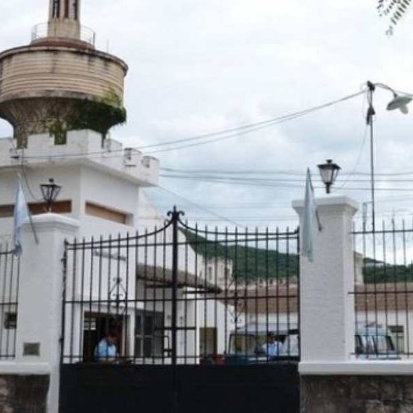 Motín: Presas de la Unidad N° 4 de la cárcel de  Villa Las Rosas se subieron al techo para reclamar por más beneficios