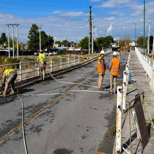 La Municipalidad comenzó con el desmantelamiento del puente del barrio Santa Lucía