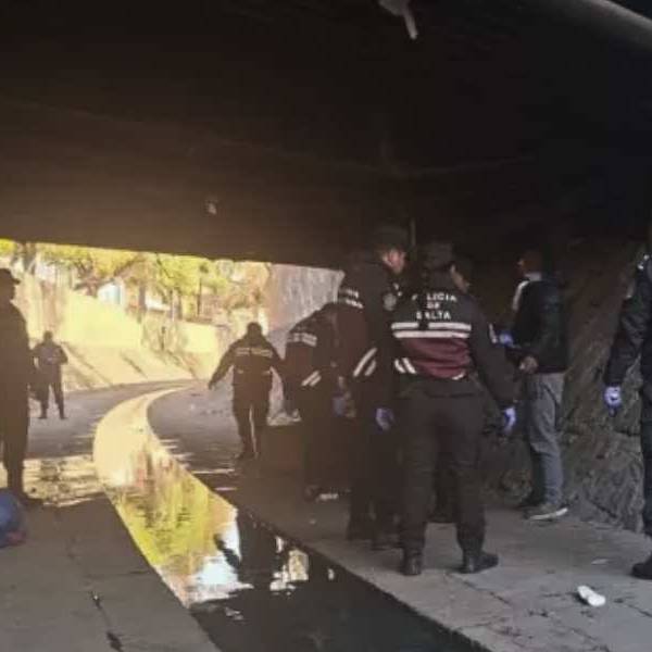 La Policía, junto a la Municipalidad realizaron un operativo de descacharrado y limpieza en el canal de la Esteco:  Demoraron a 10 personas por contravenciones