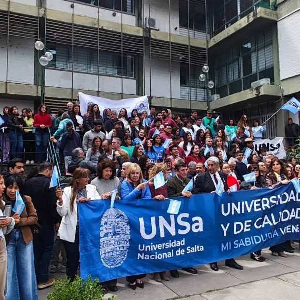 La comunidad de la UNSa realizó un abrazo simbólico en defensa de la universidad pública y convoca a la marche del jueves 