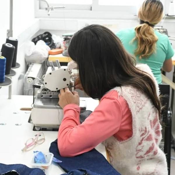 Se inauguró la segunda sala de costura de la Fábrica Municipal