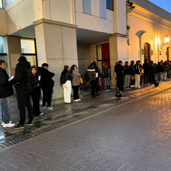 Fila de madrugada por un puesto de trabajo en un restaurante: El crudo reflejo de la crisis laboral en Salta