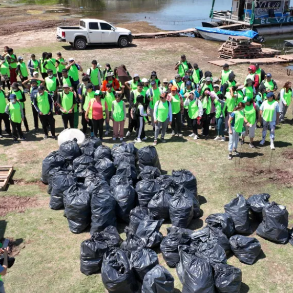 120 voluntarios, entre estudiantes y voluntarios, limpiaron el dique Cabra Corral