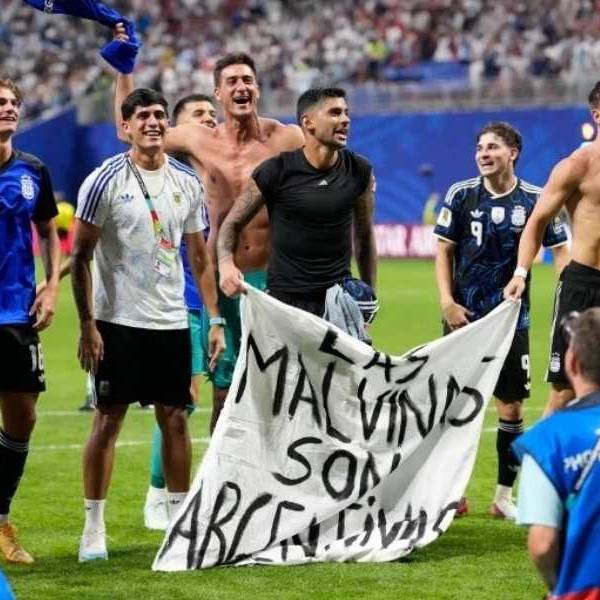 La selección logró con su bandera que Inglaterra debata por Malvinas: 