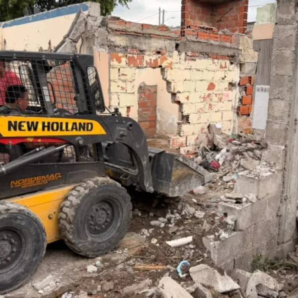 Un espacio menos para los malvivientes: la Municipalidad demolió una estructura usurpada y recuperó un predio en barrio Unión
