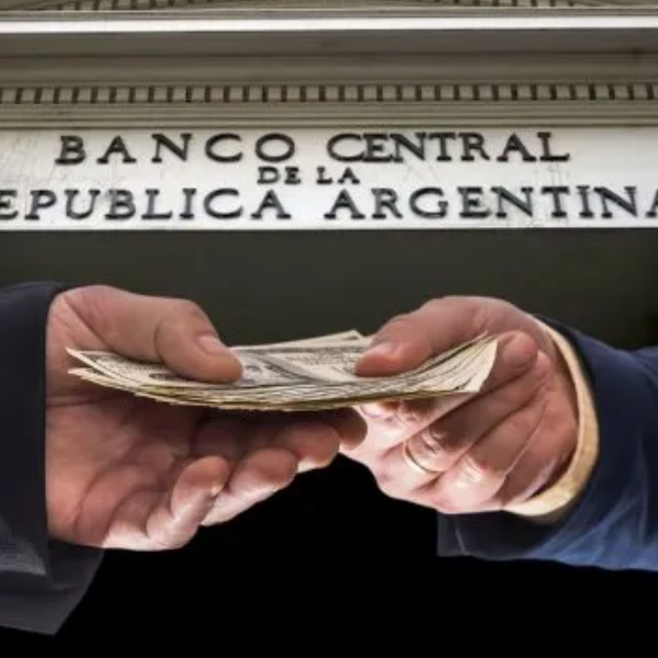 Los dólares entran por una ventana y se van por otra: El Gobierno compra para satisfacer al FMI y vende para que no se dispare