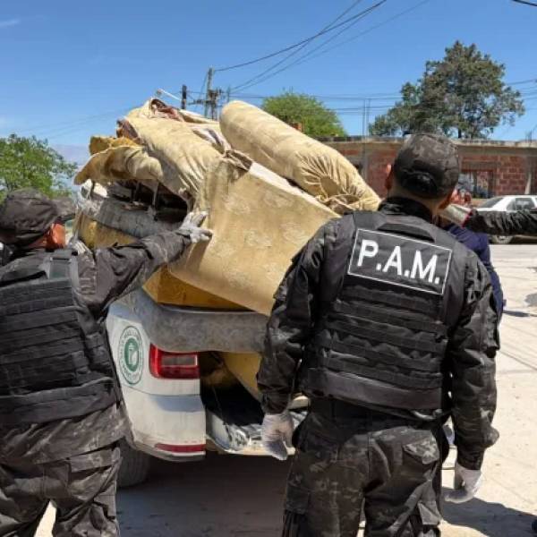 Operativo conjunto: la Municipalidad y la Policía limpiaron un bajo puente clave en la zona oeste de la ciudad