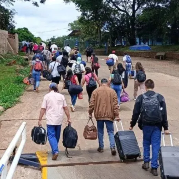 Miles de argentinos cruzan hacia Brasil para buscar trabajo: 