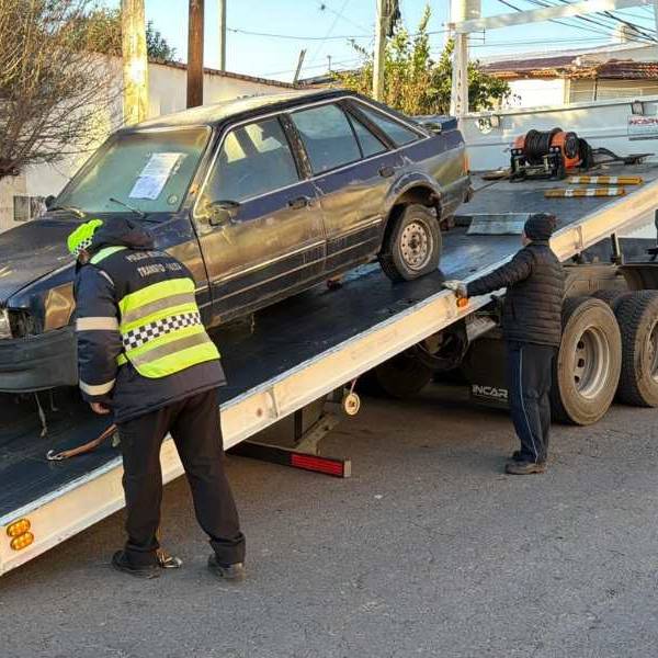 El municipio retiró otro auto abandonado y suma más de 2.000 vehículos levantados