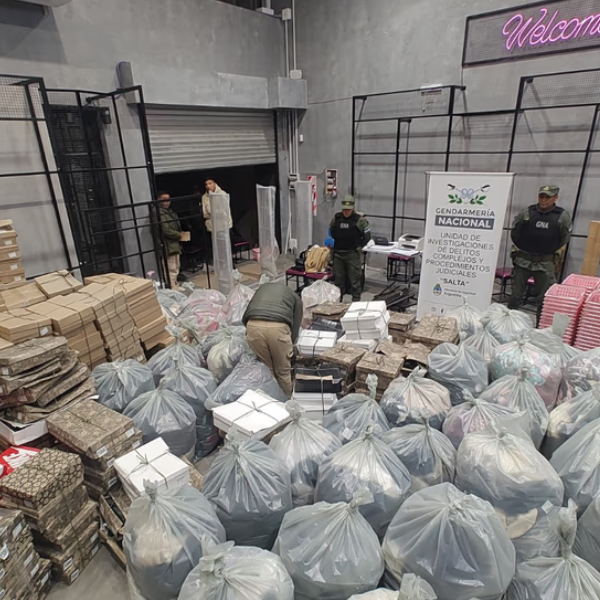 Golpe al contrabando en la ciudad de Salta: Allanaron 6 comercios, secuestraron $352 millones, 12 autos de alta gama y mercadería ilegal