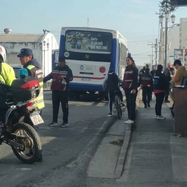 Otra vez SAETA: Un colectivo atropelló a un ciclista en barrio Vélez Sarsfield y hay tránsito cortado