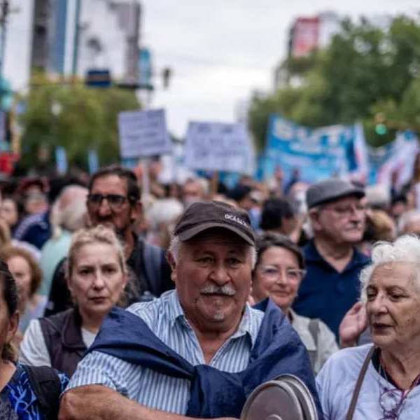 Para muchos jubilados, enfermarse significa elegir entre comer o medicarse