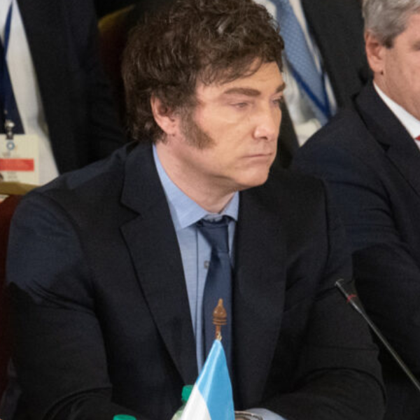 Argentina super endeudada: Milei parte hacia EEUU en búsqueda del salvataje financiero de Trump