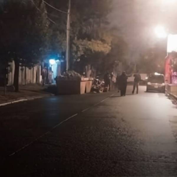 Tragedia: En Ciudad del Milagro un delivery murió al chocar su moto contra un contenedor